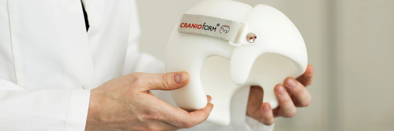 Artzt der Helm für Helmtherapie in den Händen hält