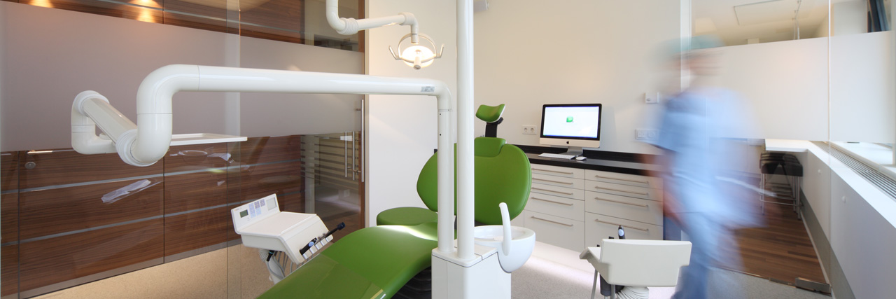 Proimplant Innsbruck - Behandlungsraum für mundchirurgische und kieferchirurgische Eingriffe